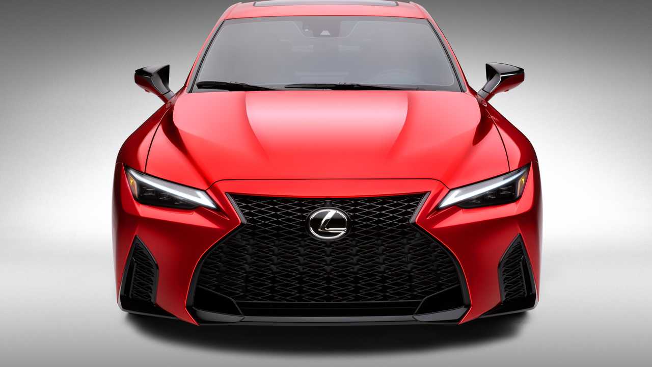 Lexus представил новый седан IS с атмосферным V8 под капотом. Конкуренты  давно отказались от таких моторов