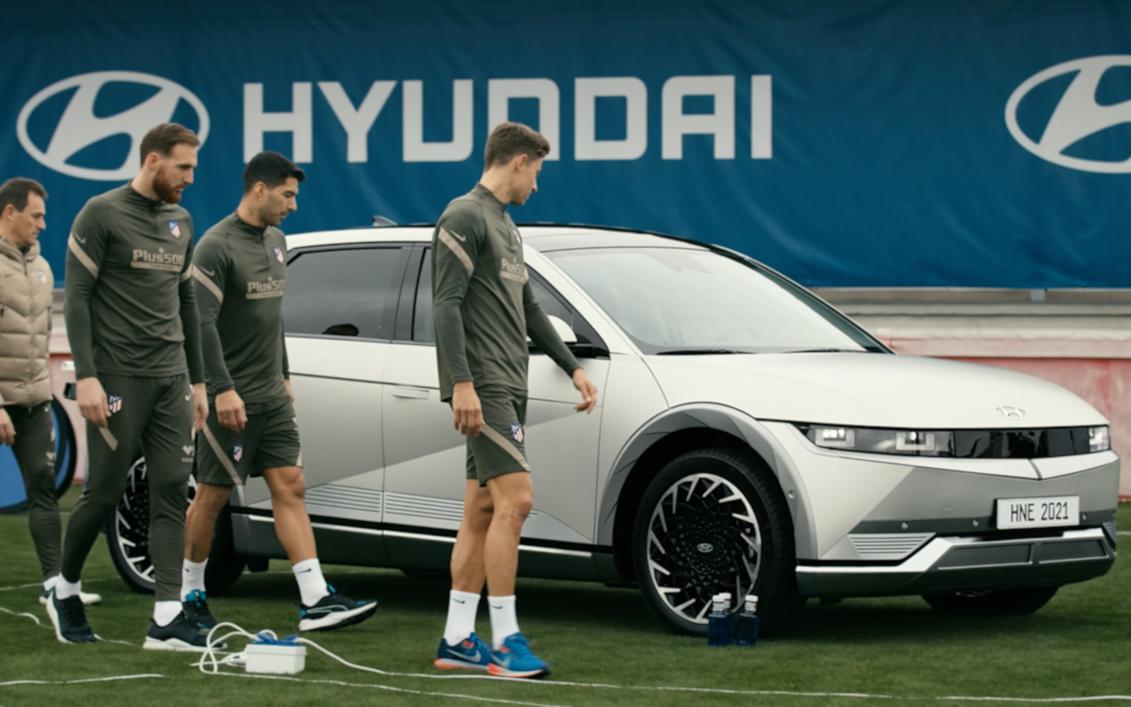 Hyundai Ioniq 5 подзарядил три беговых дорожки на футбольном поле (видео)