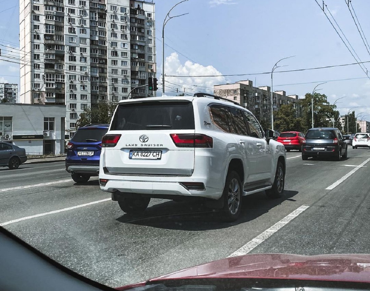 Новый Toyota Land Cruiser 300 в Украине: ценников еще нет..