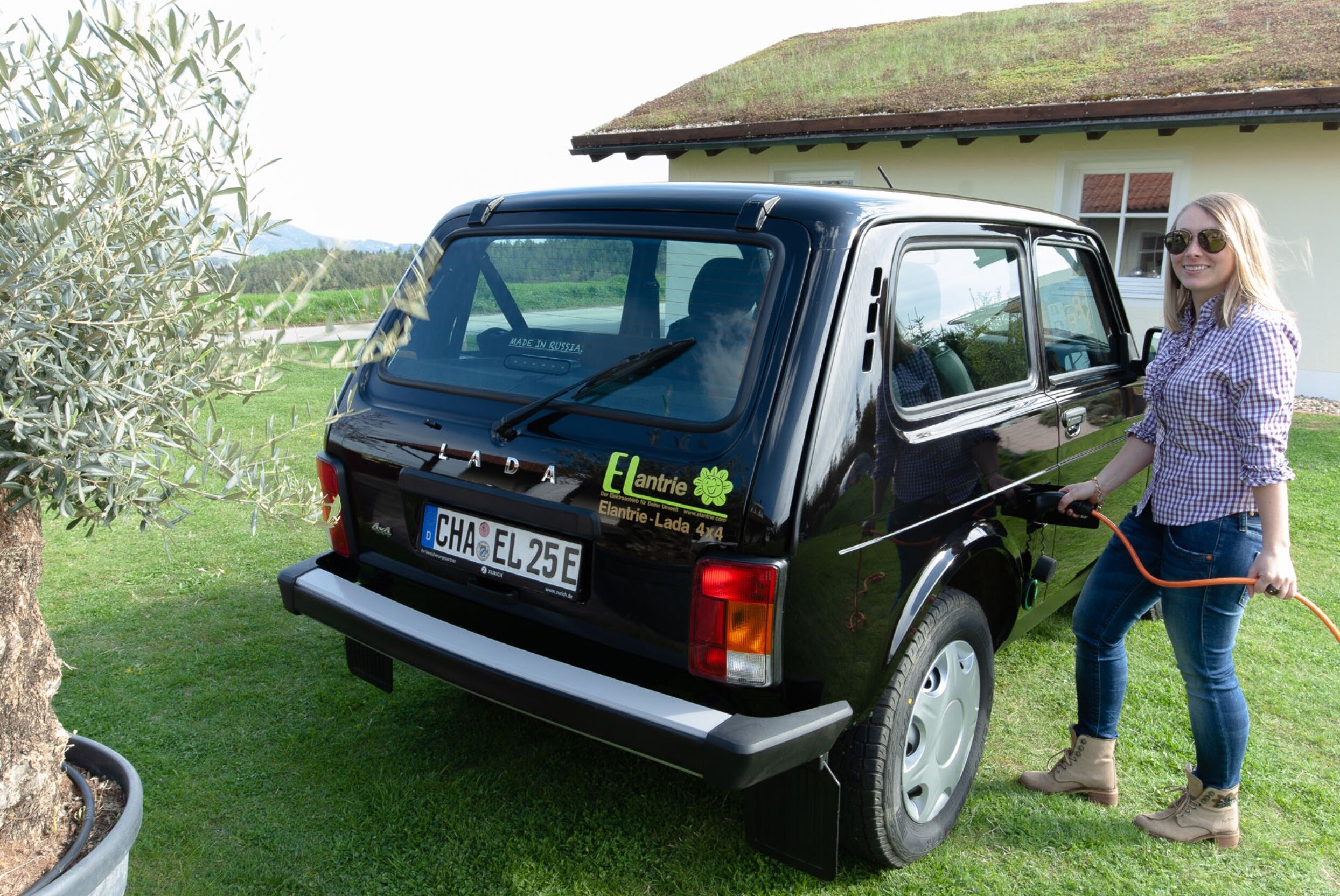 В Германии наладили производство электрических Lada Niva