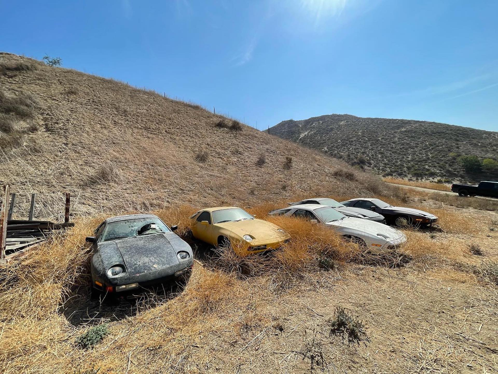 Посреди поля нашли коллекцию покинутых Porsche 928 (фото)