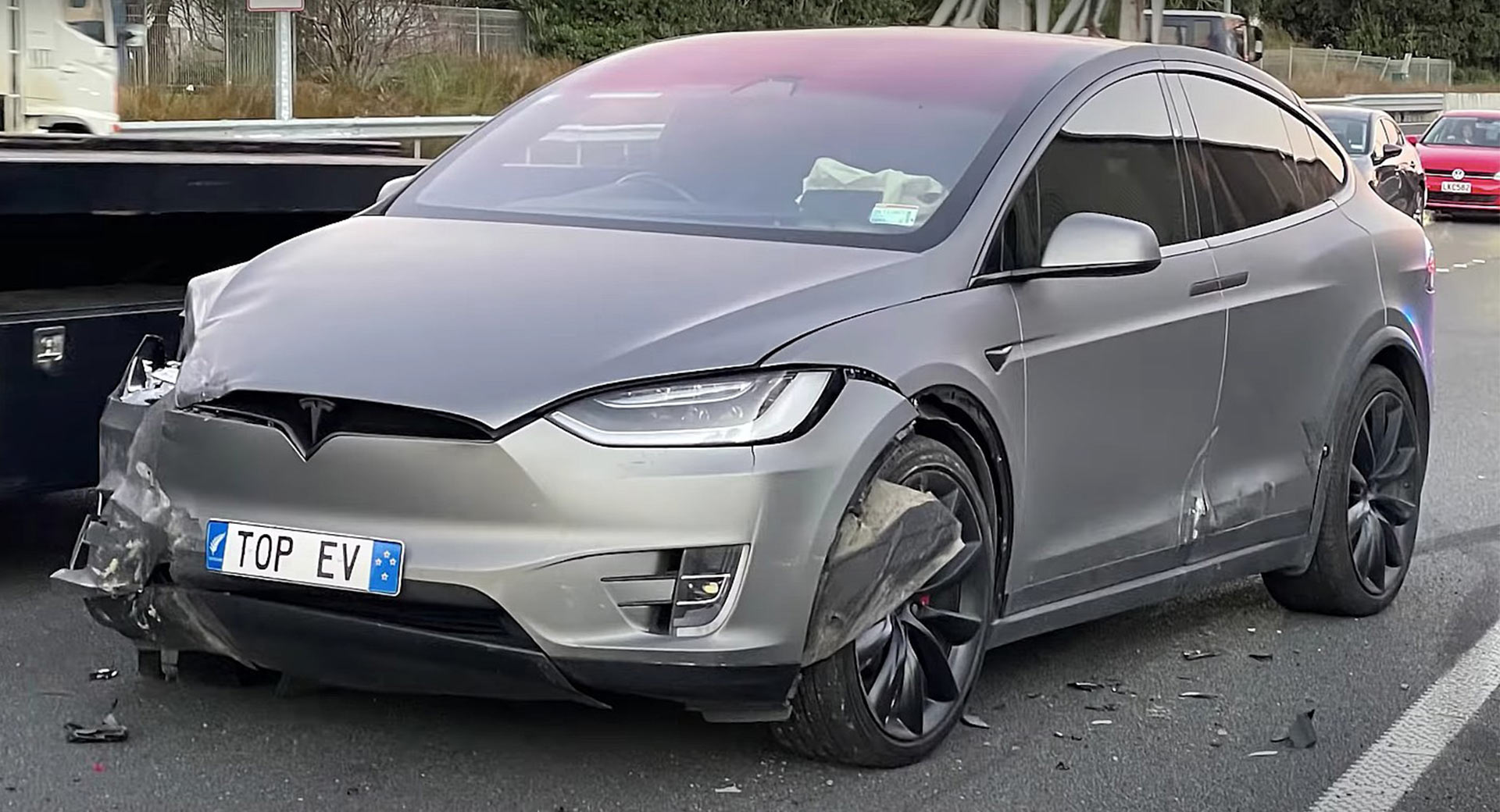 Неадекват» нанес ущерба Tesla Model X на $45 000. Камеры авто все  зафиксировали