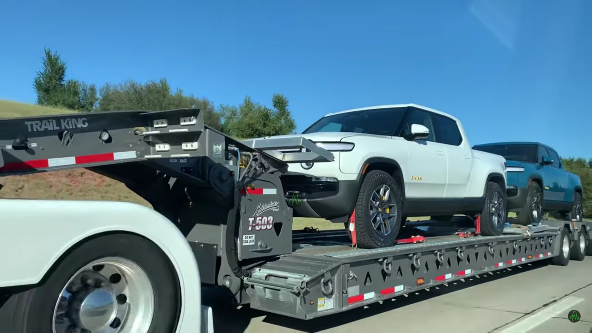 Первые электропикапы Rivian R1T едут к покупателям: видео