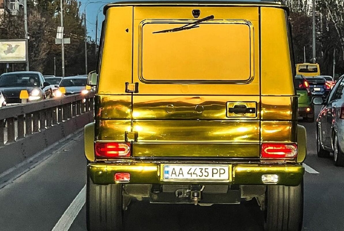 Brabus отдыхает! В Украине заметили полностью золотой Mercedes G-Class