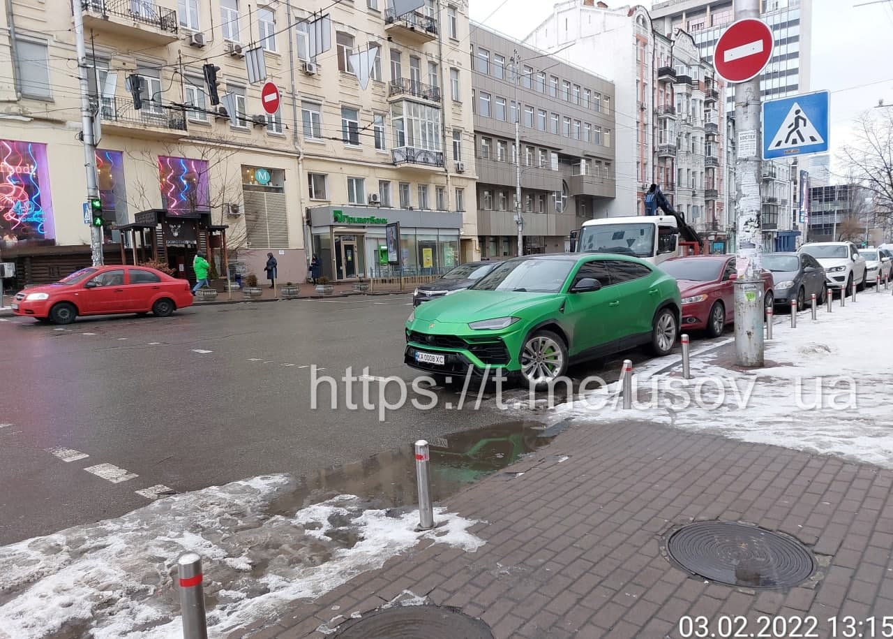 Картина маслом: в Киеве эвакуатор забрал Lamborghini Urus