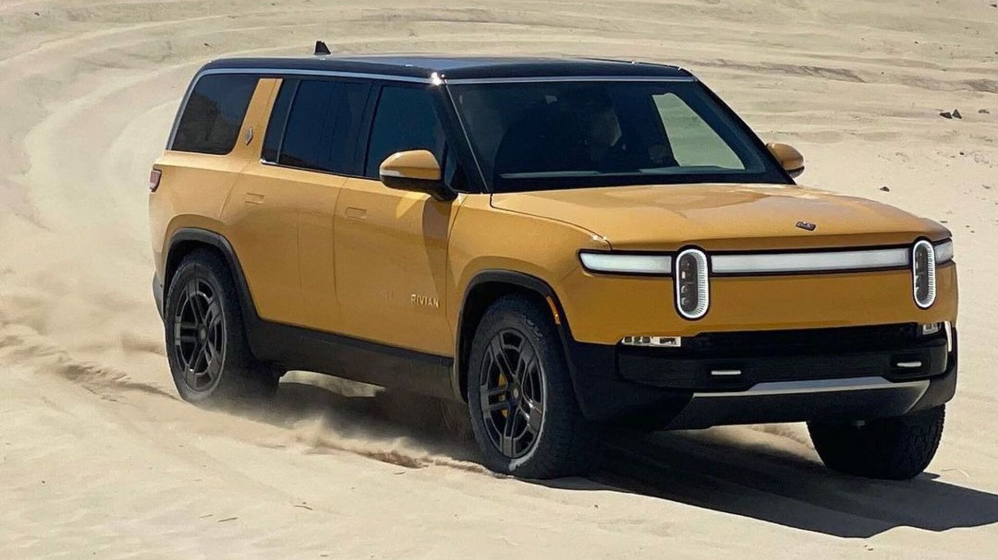 Электромобили Rivian R1T и Rivian R1S научились ездить по песку