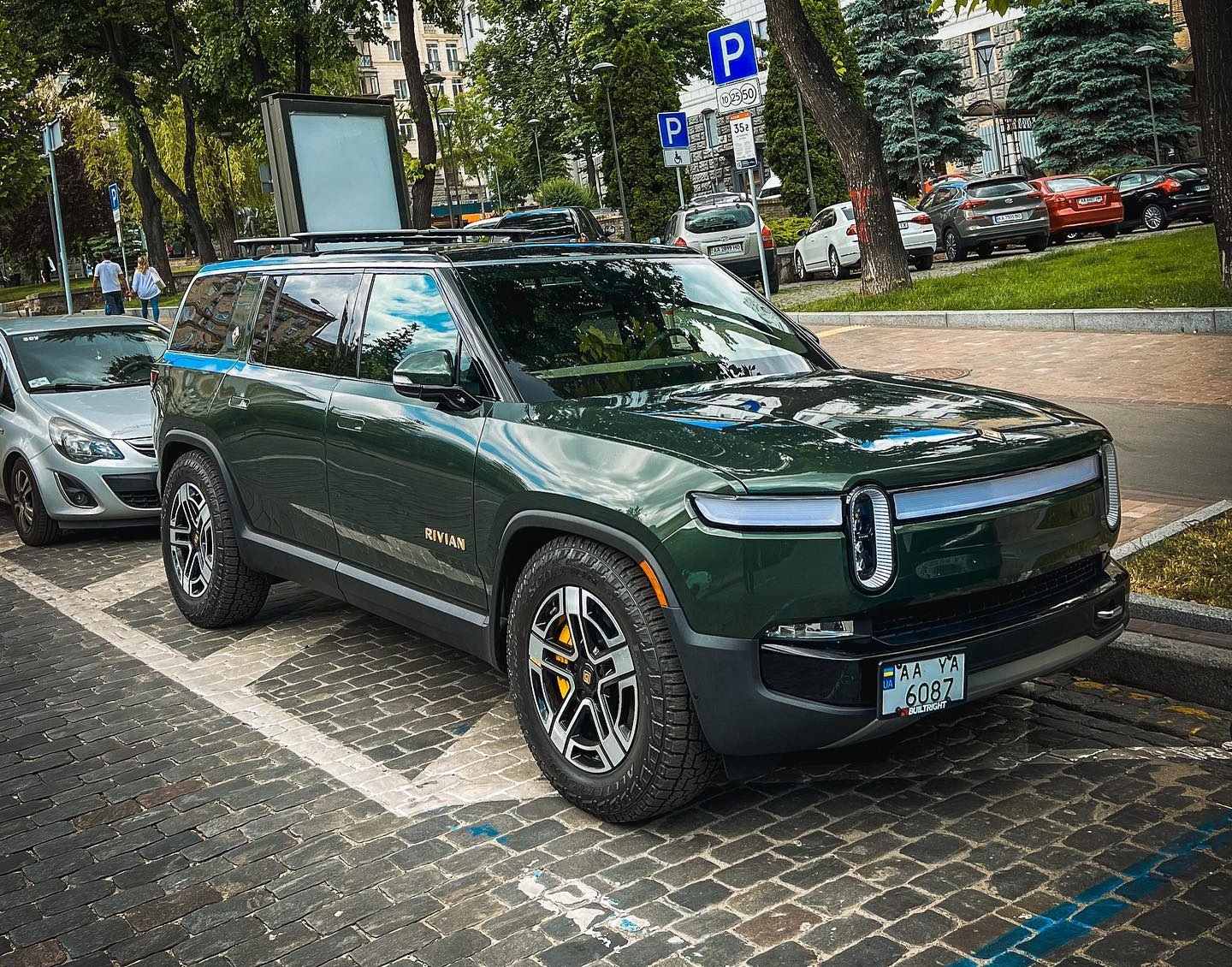 Первый электровнедорожник Rivian R1S в Украине (фото)