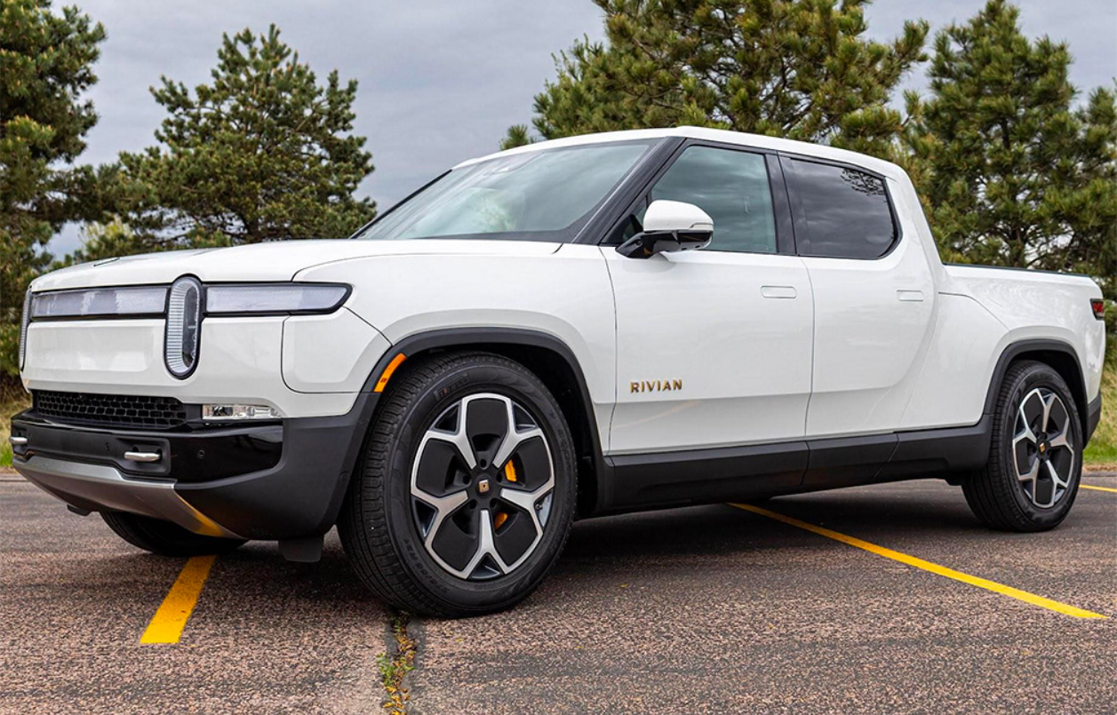 Новый Rivian R1T приехал к покупателю с множеством кузовных дефектов (фото)