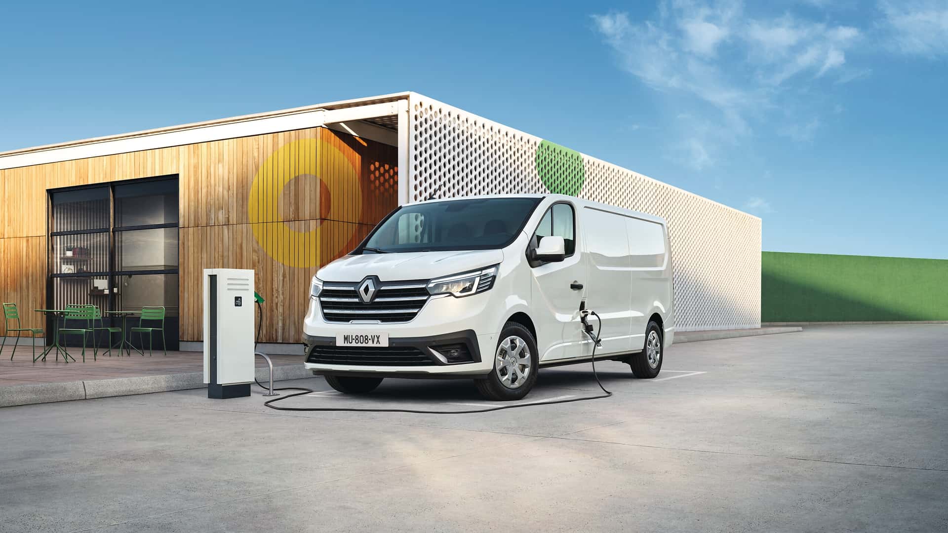 Trafic Van E-Tech – легендарный Renault Trafic стал электромобилем