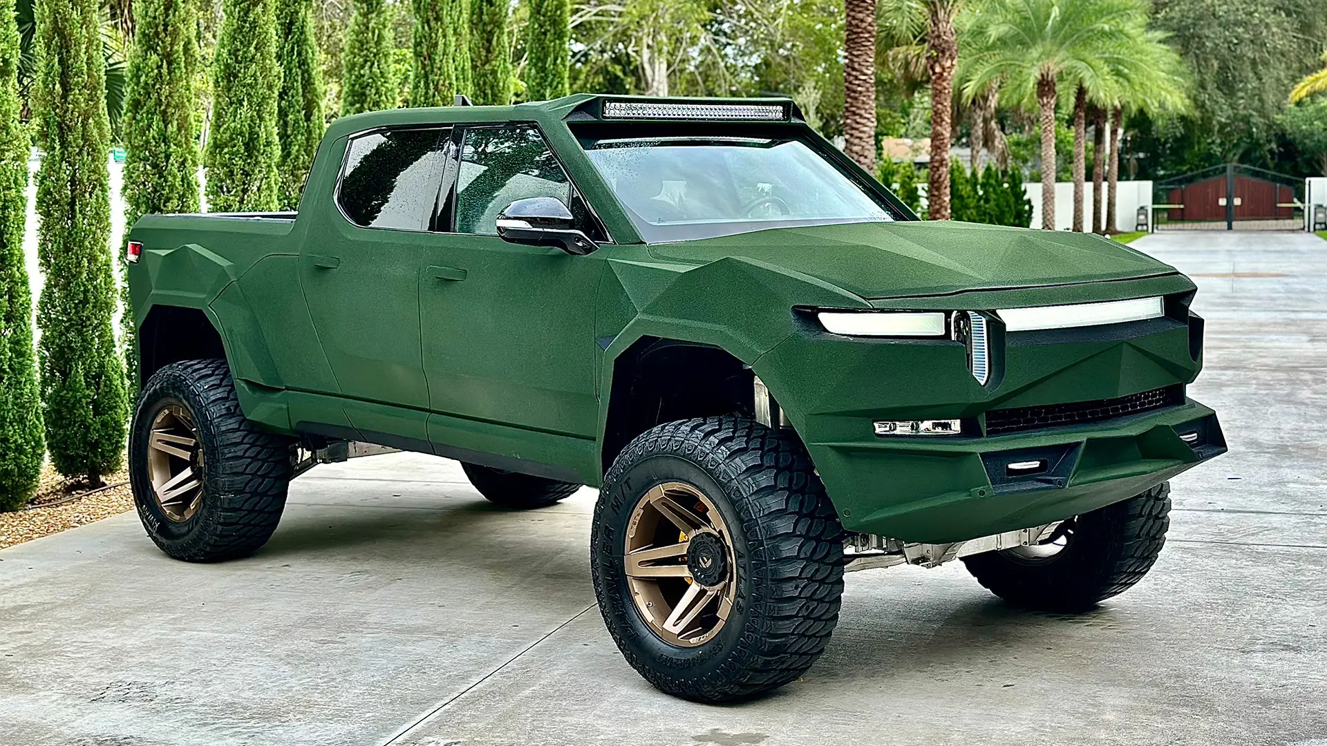 Посмотрите на очень необычный электопикап Rivian R1T