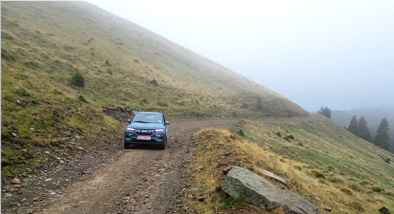 Дешевый электромобиль Dacia Spring испытали в Карпатах (видео)