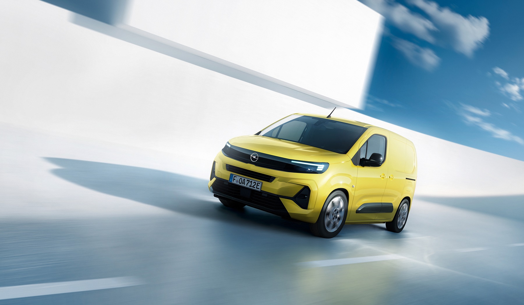 Opel Combo-e получил новое «лицо» и увеличенный запас хода