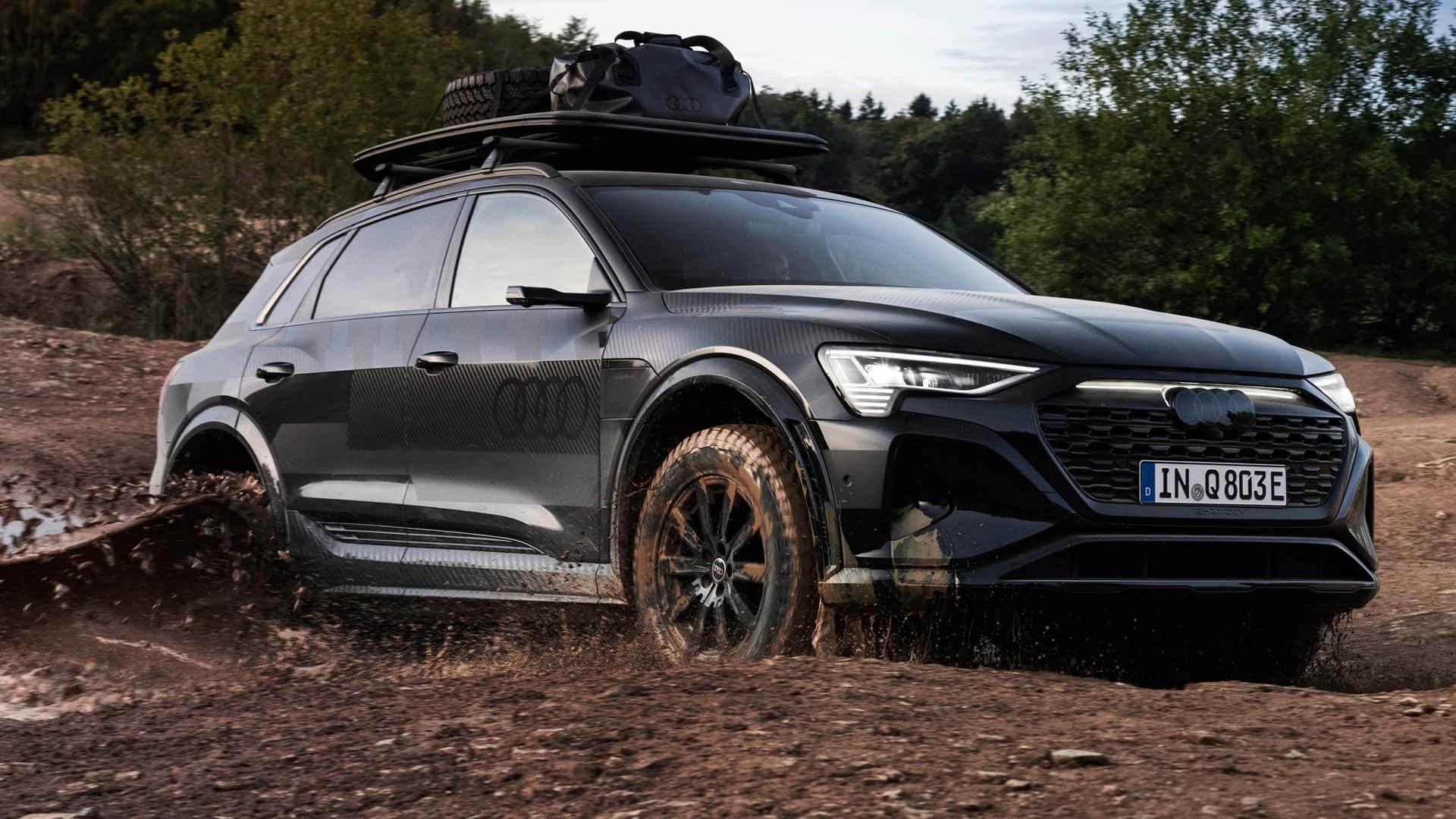 Это новый Audi Q8 e-tron Dakar – электрокроссовер в честь ралли Дакар