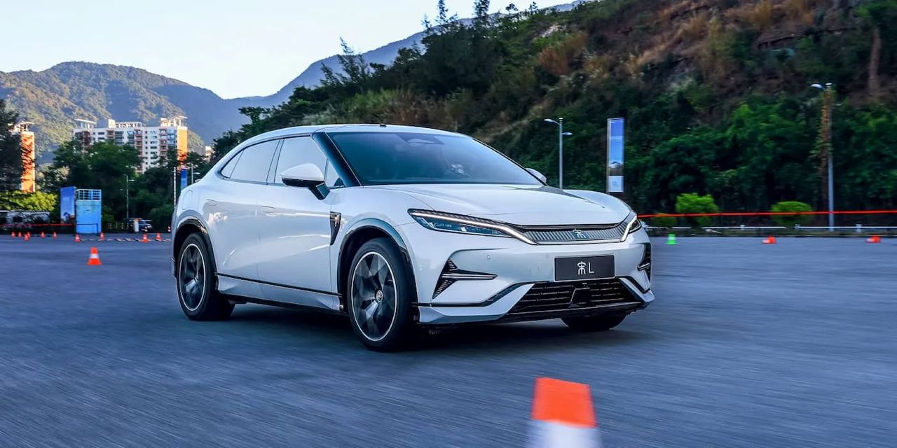 Новый BYD Song L оказался в 1,5 раза дешевле Tesla Model Y