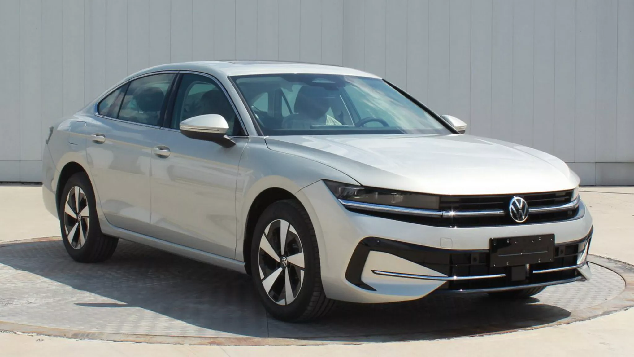 Новый седан Volkswagen Magotan на базе Passat B9 – живые фото