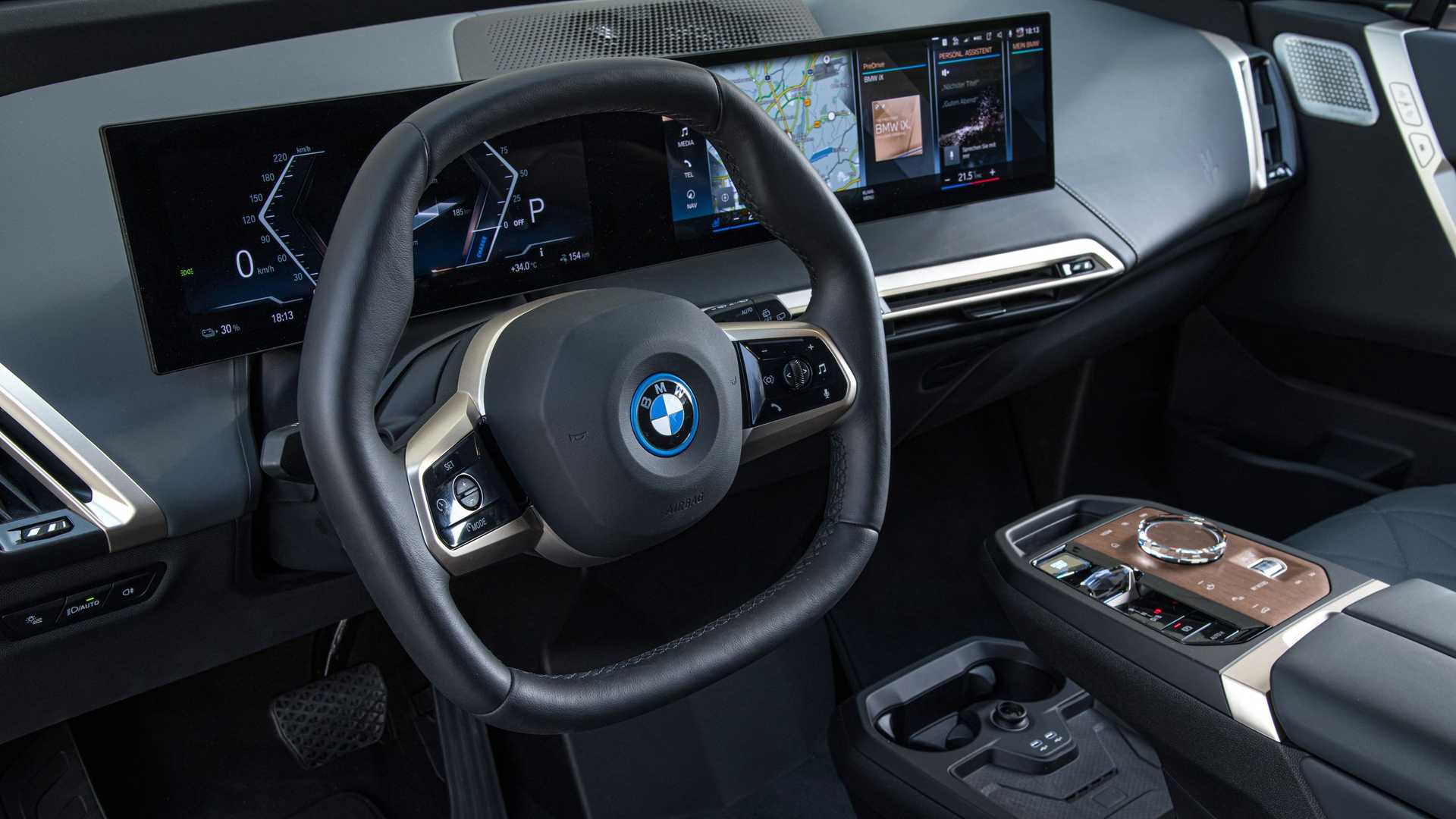 Тест-драйв BMW iX xDrive50: большой внедорожник делает это плавно.