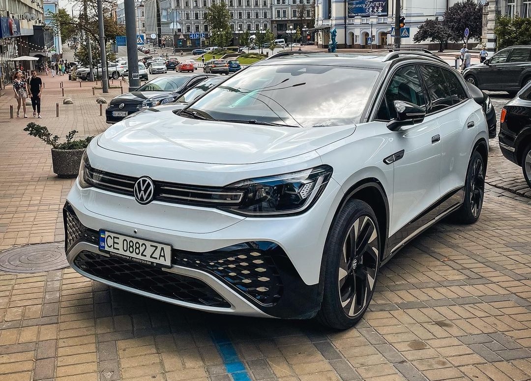 Китайский электрокроссовер VW ID.6 на украинских дорогах – фото