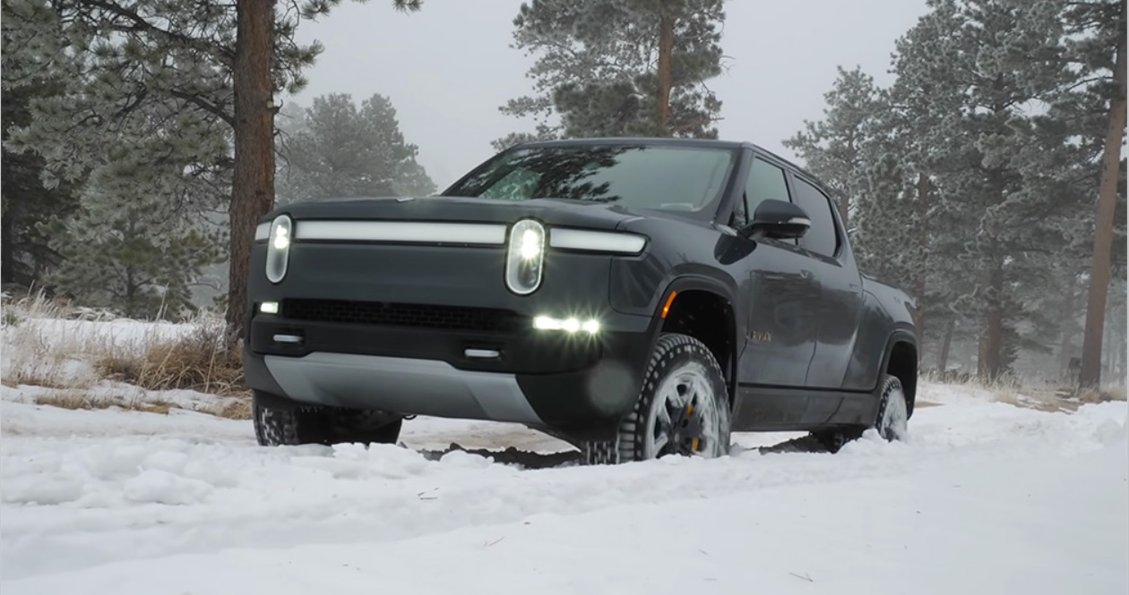 Видео: электрический Rivian R1T против Toyota Tundra 2022 на снегу