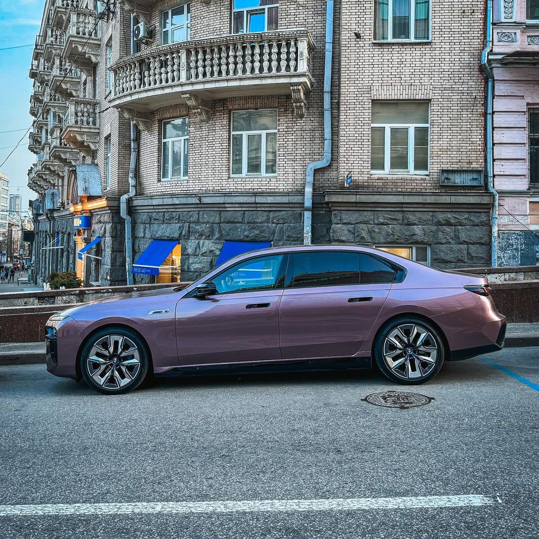 BMW i7 M70: самый дорогой электромобиль БМВ уже в Украине (фото)