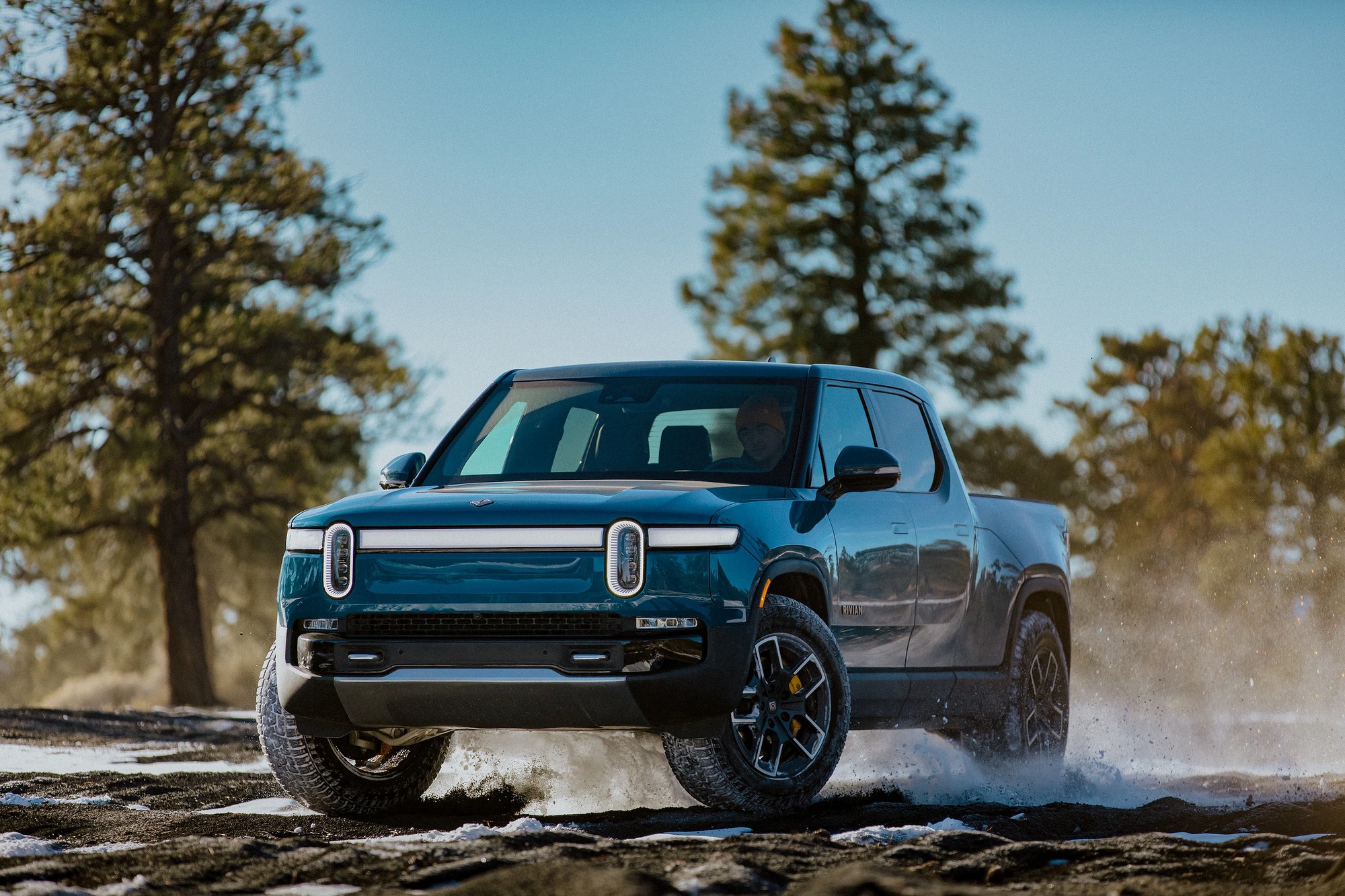 Rivian r1s внедорожник кино девушка сын Фили