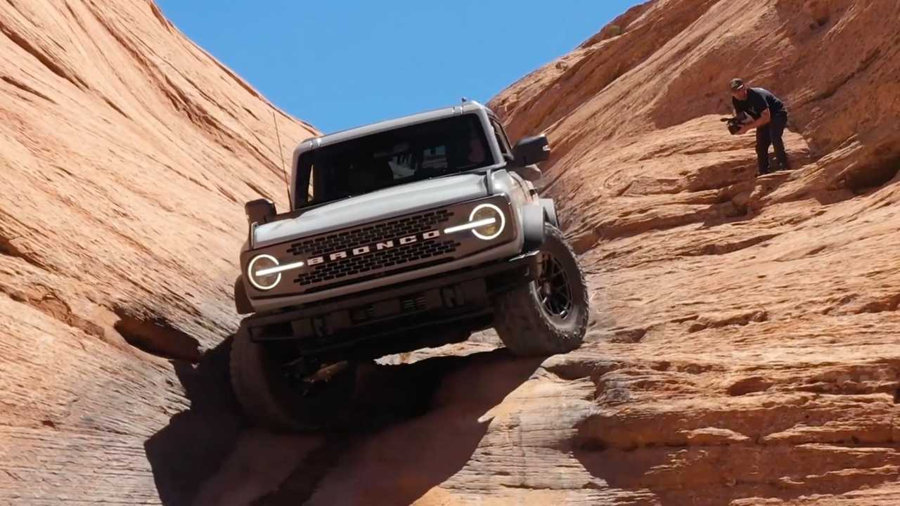 Посмотрите, как Ford Bronco карабкается по скале задним ходом (видео)