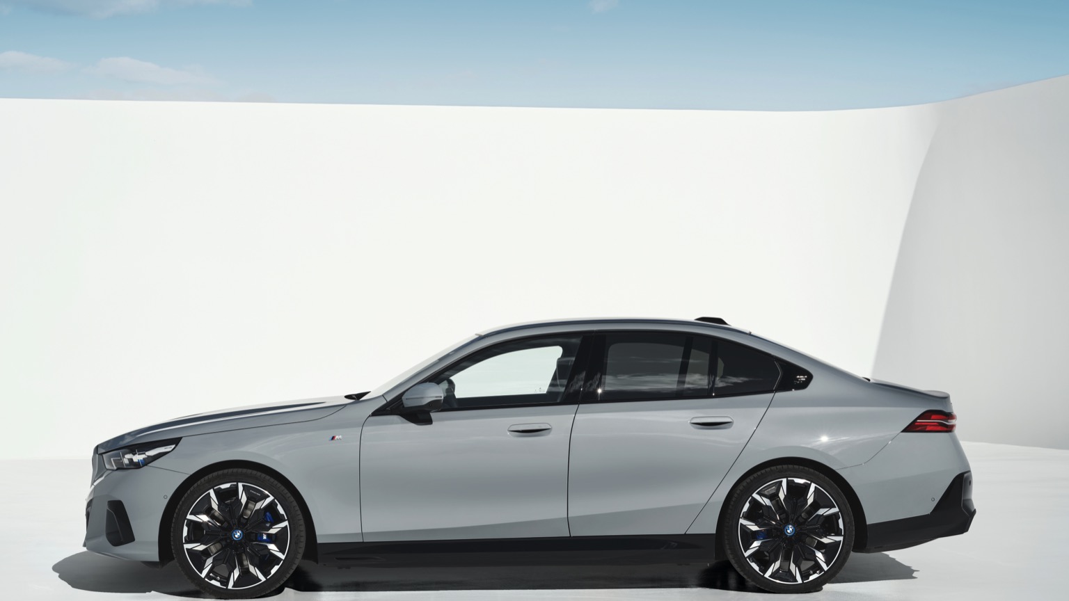 У электроседана BMW i5 появилась новая версия – xDrive40