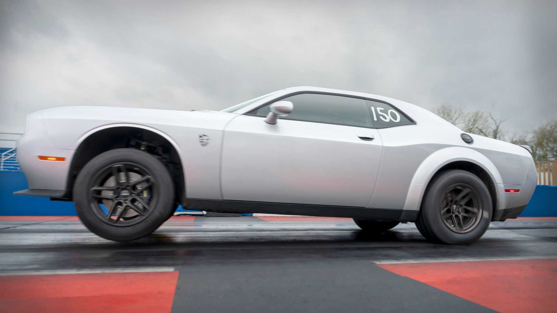 Dodge представил серийный Challenger с разгоном до 100 всего за 1,66 секунды