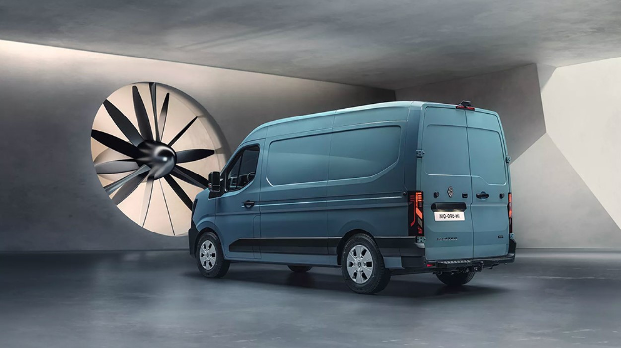 Это новый Renault Master. И он дизельный и электрический одновременно