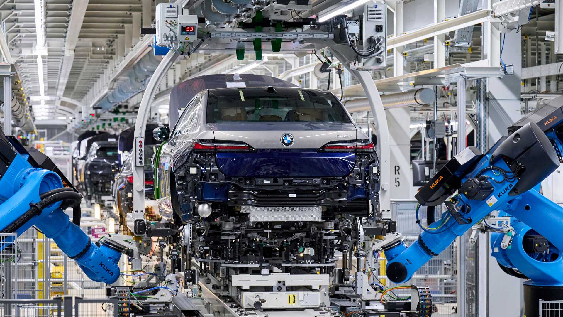 Электрический седан BMW i7 отправился в производство