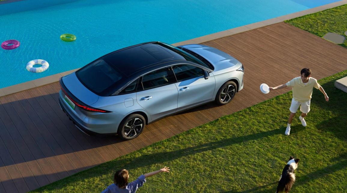 Новий Geely Galaxy L6: 2000 км запас ходу та ціна $11,4 тисяч!