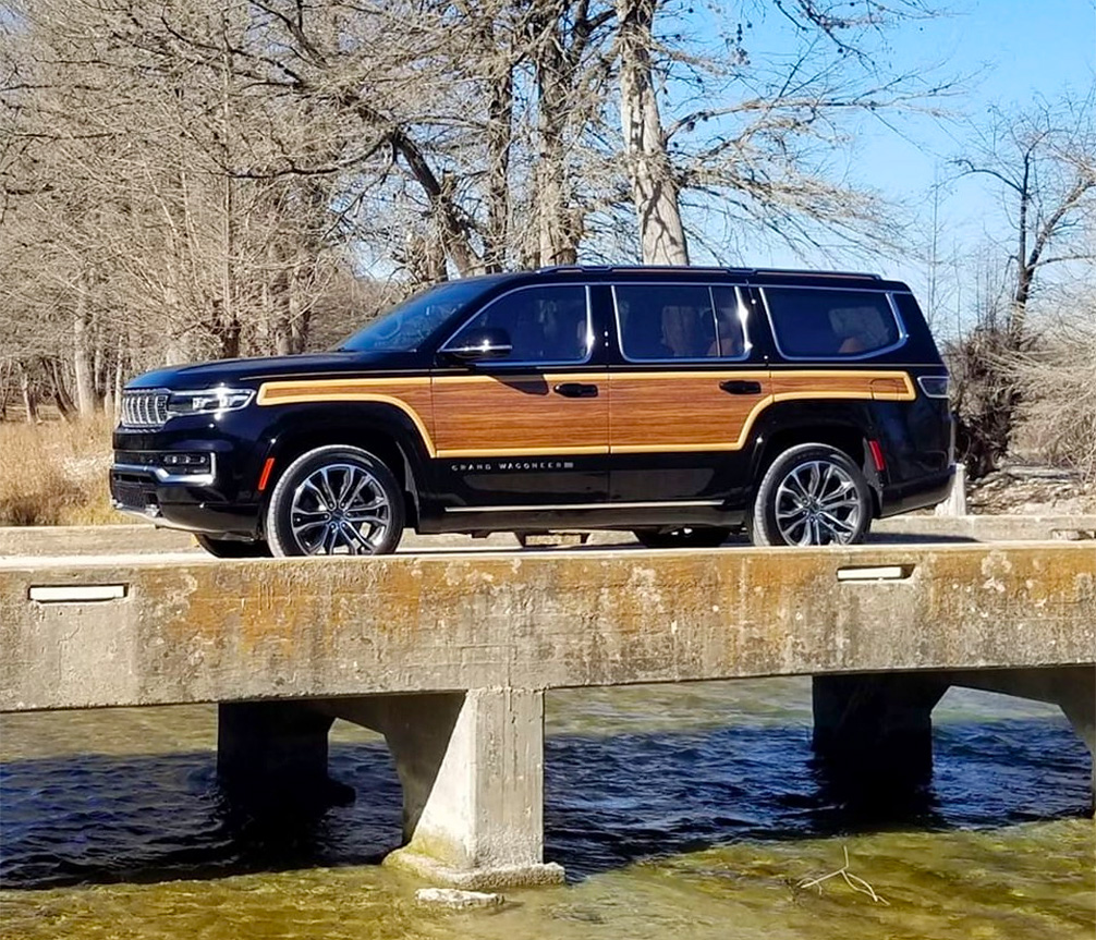 Кузов нового Jeep Grand Wagoneer 2022 отделали под дерево