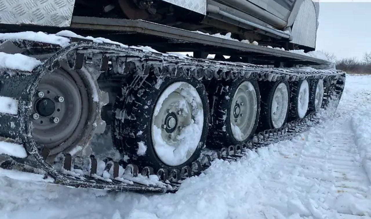 Ходу видео. Гусеничный снегоболотоход ник. Вездеход на гусеницах перевернулся. Гусеничные траки на автомобиль Митсубиси Паджеро спорт 2. Трактор на гусеницах делает дорогу.