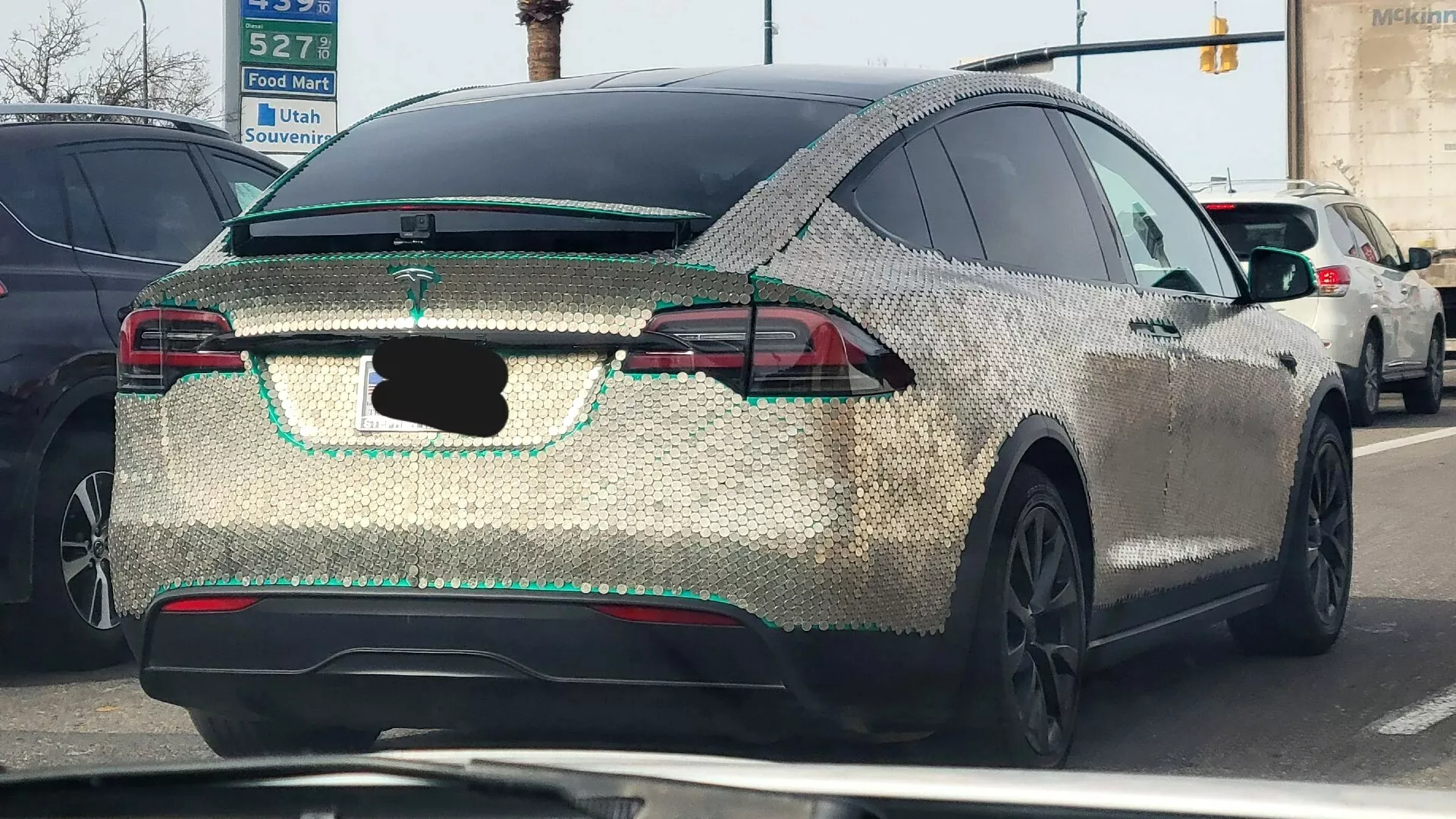 Кузов Tesla Model X обклеили монетами. Полностью