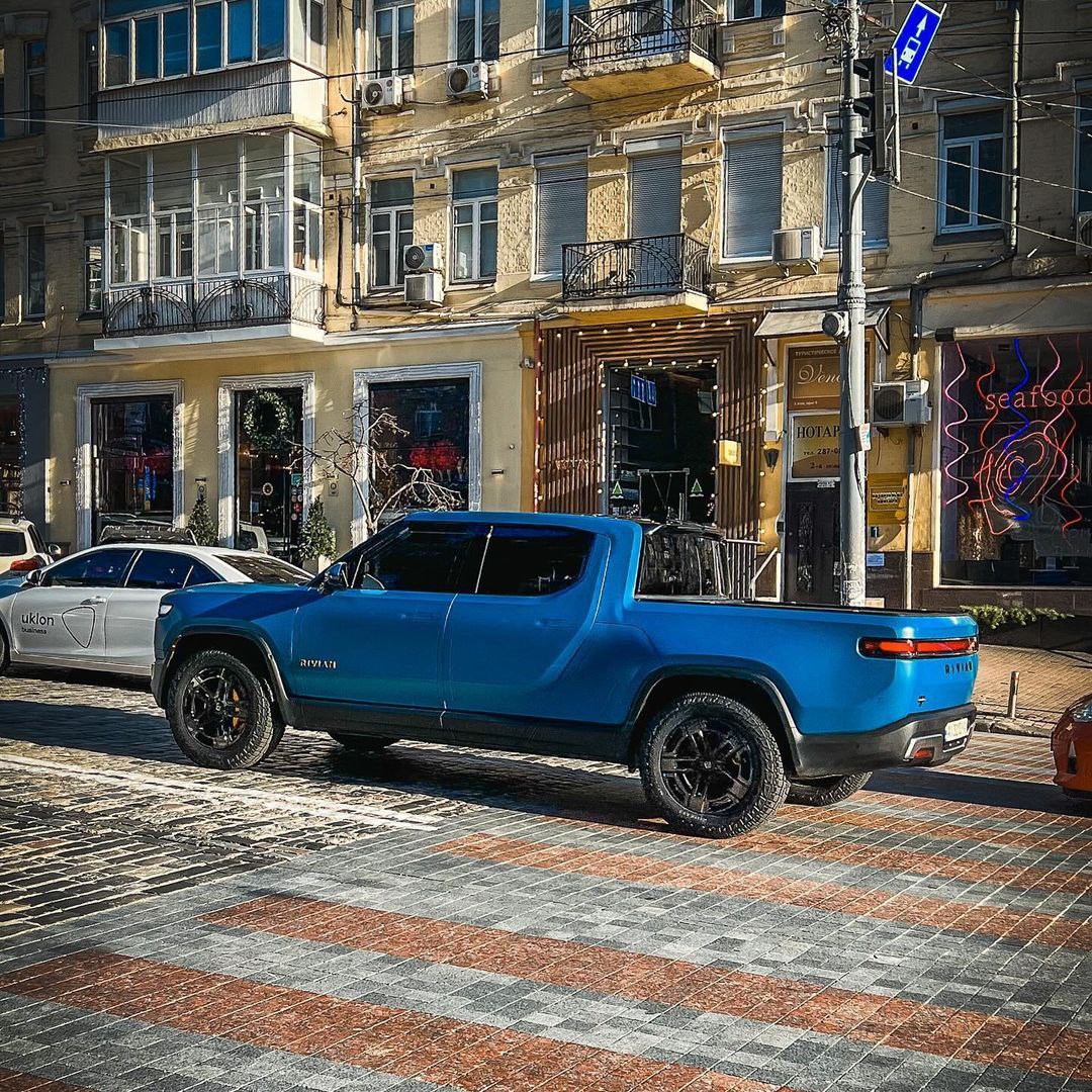 В Украине появился еще один Rivian R1T – фото