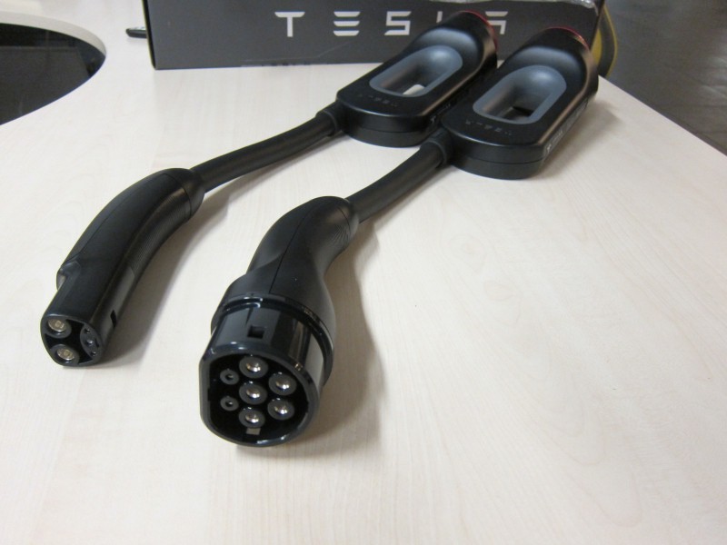 Придбати CHAdeMO адаптер (кабель-перехідник для зарядки Tesla