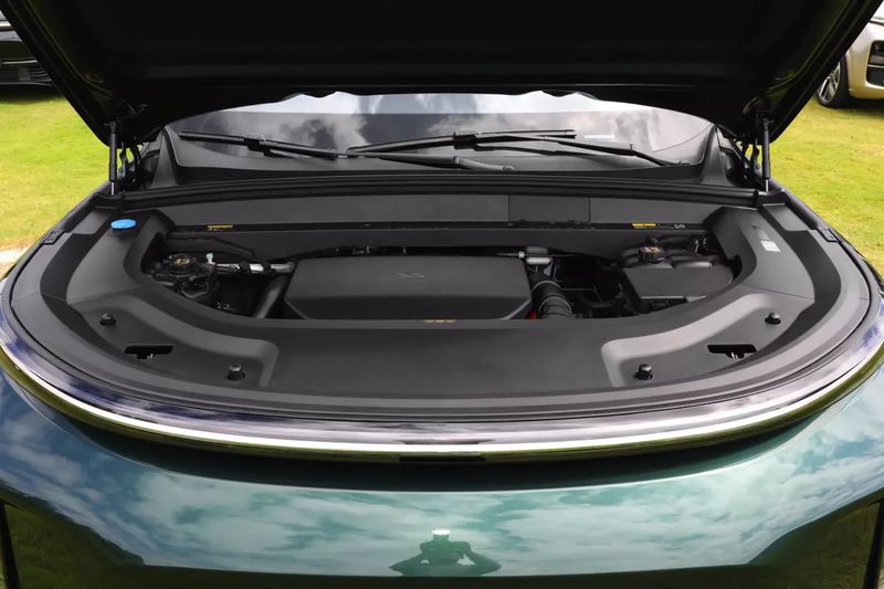 Придбати Li Auto Li L9 Hybrid PHEV 1.5 SSR Max 52.3 kWh Ultra 6-seats ...