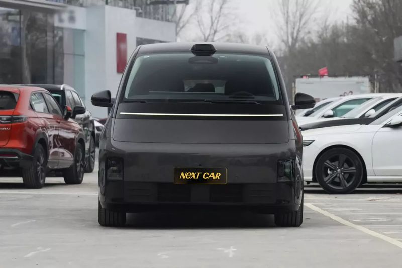 Придбати Li Auto Li MEGA EV 102.7 kWh 600km Ultra 4WD 6-seats 2025 CN в ...
