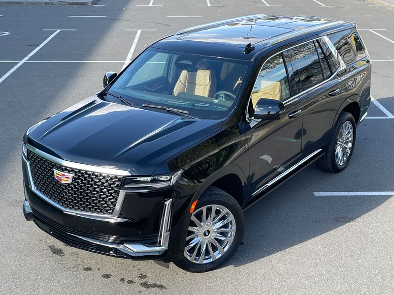 Cadillac Escalade 2021 года. Длиннее, шире, крупнее.