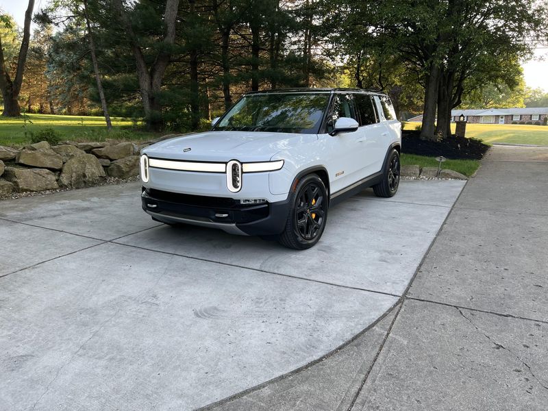 Придбати Rivian R1S Large Pack 135.0 KWh Quad-Motor AWD Adventure Ocean ...