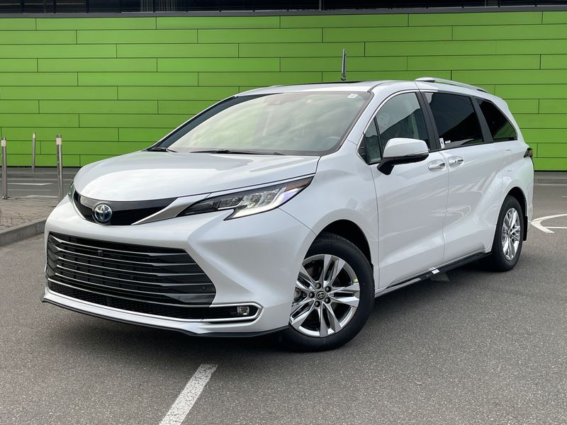 Придбати Toyota Sienna 2.5l Hybrid CVT AWD 6-Passenger Limited 2025 CA в Києві - Nextcar
